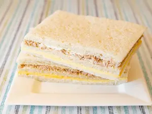 Sándwich miga de queso y atún