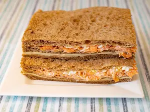 Sandwich miga huevo zanahoria