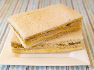 Sándwich miga queso berenjenas