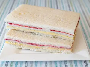 Sandwich miga salame y queso