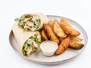 Wraps cesar con papas rústicas
