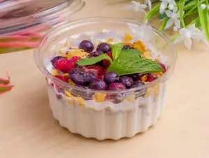 Yogurt con granola, cereales y pasas de uva
