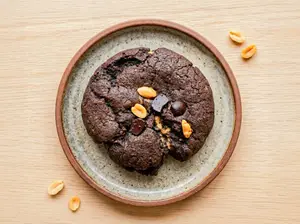Cookie de chocolate semi amargo con maní
