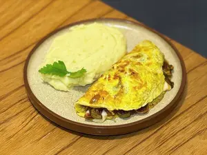 Omelette con verduras y pure.