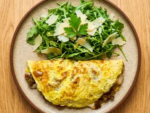 Omelette relleno con rucula.