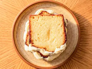 Porcion de budin de limon con frosting.