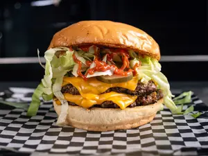 Big 256 burger + papas fritas