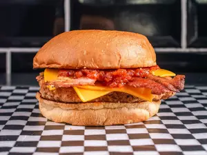 Buffalo burger con papas frita