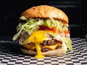 Clásica burger + papas fritas