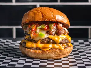 Criolla burger + papas fritas