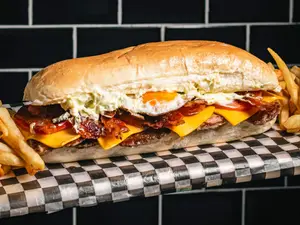 Lomito 526 con papas fritas