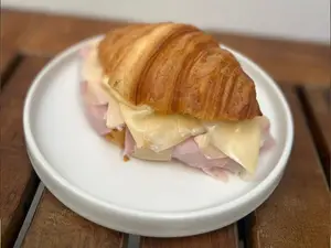 Croissant de jamón y queso