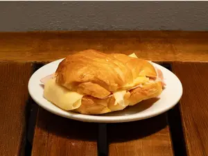 Medialuna de jamon y queso