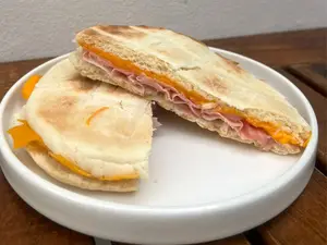 Tostado árabe cheddar y lomito
