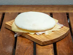 Tostado árabe de jamón y queso