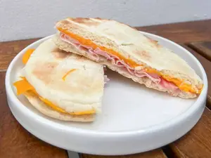 Tostado cheddar y jamón crudo