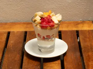 Yogurt con frutas y granola