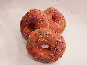Dona con cubierta rosa