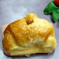 Medialuna con jamón y queso
