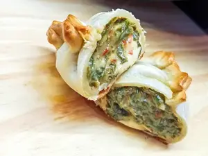 Empanada de acelga y salsa blanca