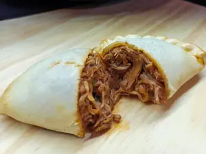 Empanada de bondiola y barbacoa