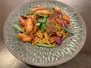 Tallarines salteados de pollo