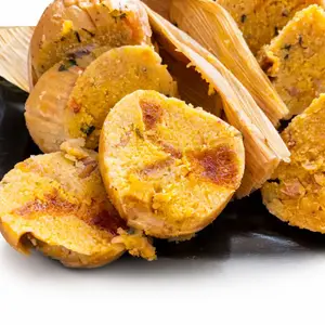 3 hallaquitas de chicharrón con  1 salsa