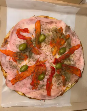 Pizza fugazza con queso y jamon/morron
