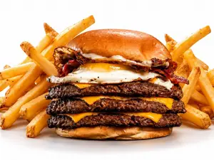 Huevarda triple + papas fritas
