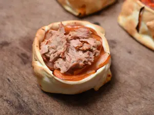 Empanada abierta atún y tomate