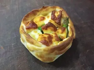 Empanada abierta de espárragos