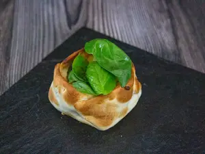 Empanada abierta de pesto