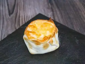 Empanada abierta de provolone
