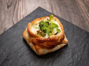 Empanada brócoli salsa blanca