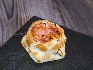Empanada de jamón y huevo