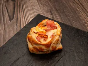 Empanada de jamón y provolone