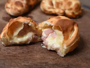Empanada de jamón y queso