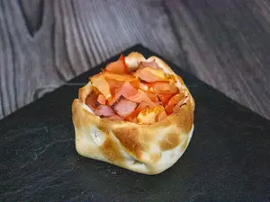 Empanada de jamón y tomate