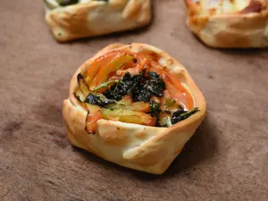 Empanada de tomate y albahaca
