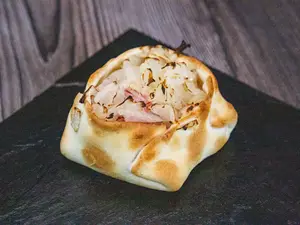 Empanada fugazzeta y jamón