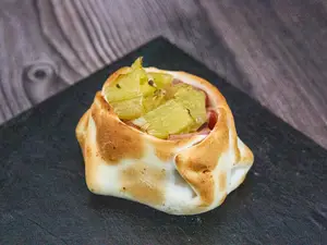 Empanada jamón, ají en vinagre