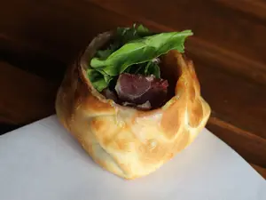 Empanada jamón crudo y rúcula