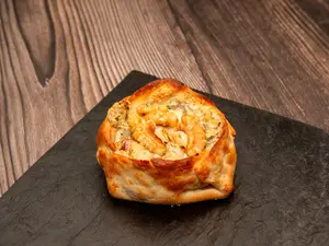 Empanada roque con apio y nuez
