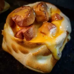 Empanada salchicha y cheddar