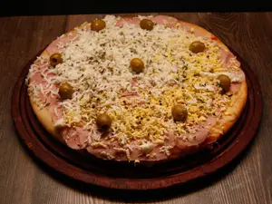Pizza chica de jamón y huevo