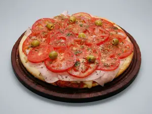 Pizza chica de jamón y tomate
