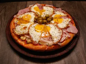 Pizza chica panceta y huevo frito