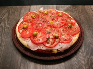 Pizza gde de jamón y tomate