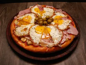 Pizza gde panceta, huevo frito