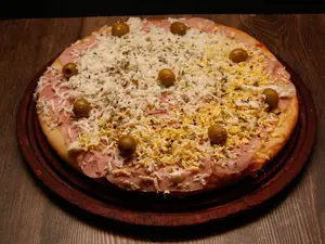 Pizza grande de jamón y huevo